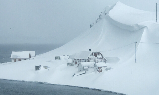 image: Plutselig hang det en hengeskavl av snø truende over hytta: - Skremmende å tenke på
